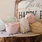 Kleine handgegossene Gipsrosen in 2–3 cm, zart ausgearbeitet und mit Duftauswahl. Perfekt als Mini‑Deko oder Geschenkzugabe.