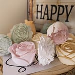 Kleine handgegossene Gipsrosen in 2–3 cm, zart ausgearbeitet und mit Duftauswahl. Perfekt als Mini‑Deko oder Geschenkzugabe.