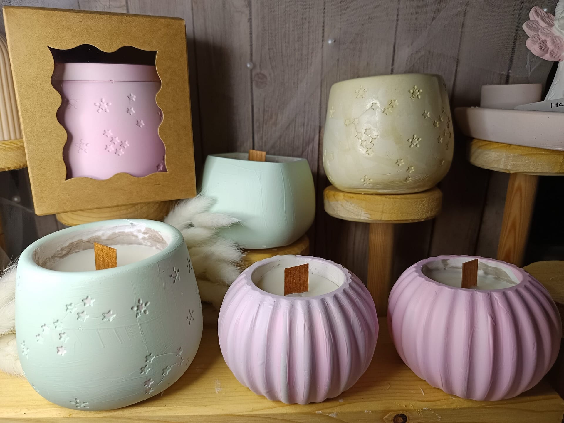 Handgegossene Gipskerze mit Holzdocht und dem limitierten Duft „Reindeer Poop“. Kleine optische Streifen, voll funktionsfähig.