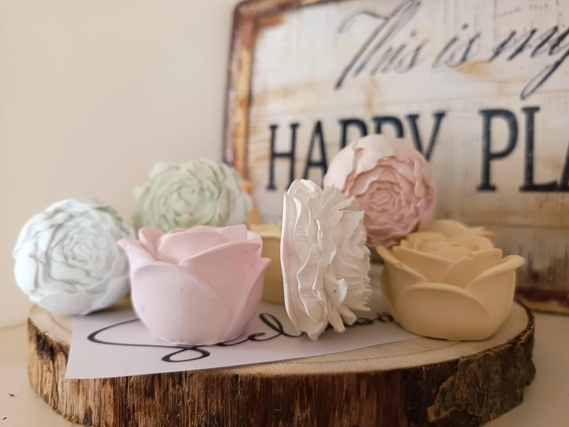 Kleine handgegossene Gipsrosen in 2–3 cm, zart ausgearbeitet und mit Duftauswahl. Perfekt als Mini‑Deko oder Geschenkzugabe.