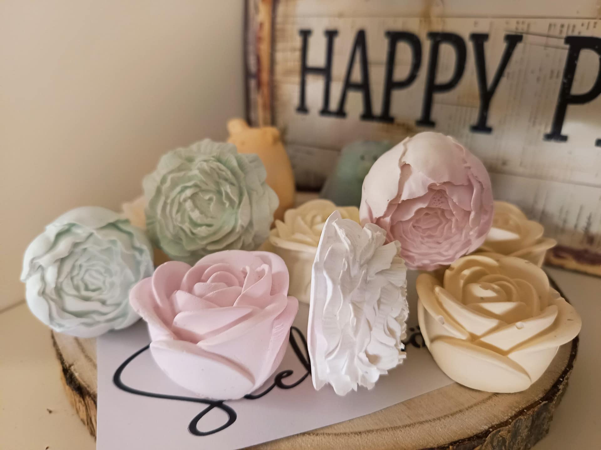 Kleine handgegossene Gipsrosen in 2–3 cm, zart ausgearbeitet und mit Duftauswahl. Perfekt als Mini‑Deko oder Geschenkzugabe.