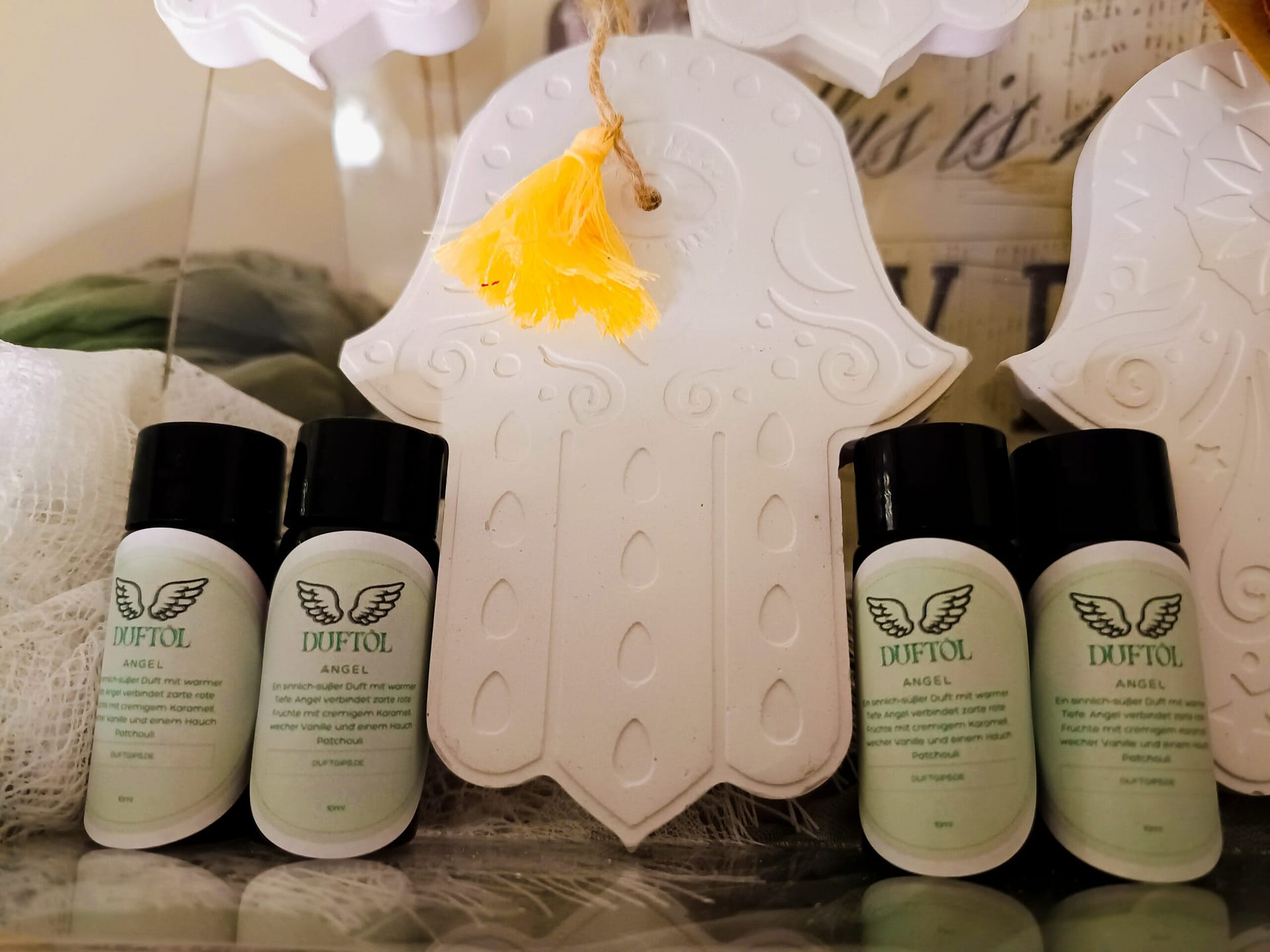 Hamsa Hand aus naturbelassenem Gips mit Duftöl „Angel“ (10 ml) – Bild 5