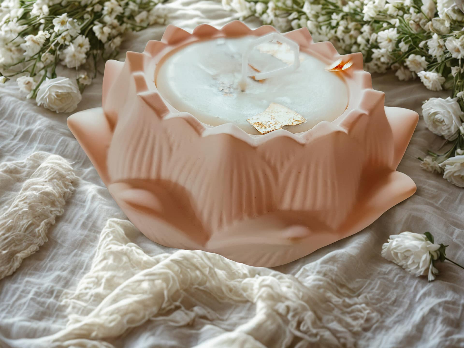 Eine große, offen gearbeitete Lotusblüte – handgegossen aus 100% Gips und voller feiner Details.