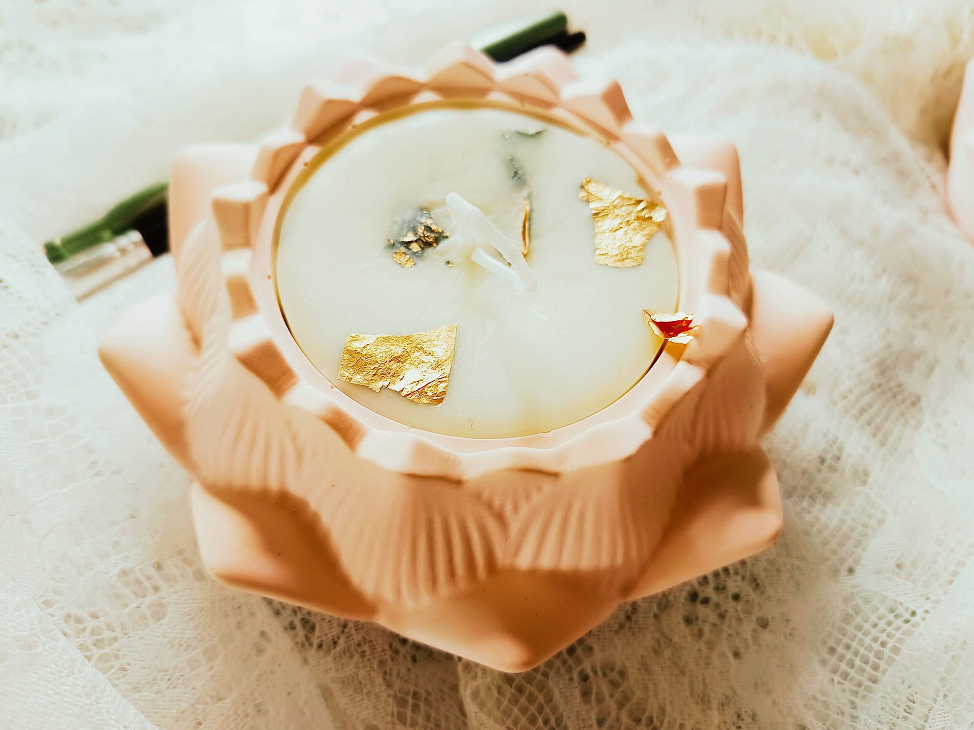 Lotusblüte aus Gips mit Sojawachs‑Kerze – handgegossen