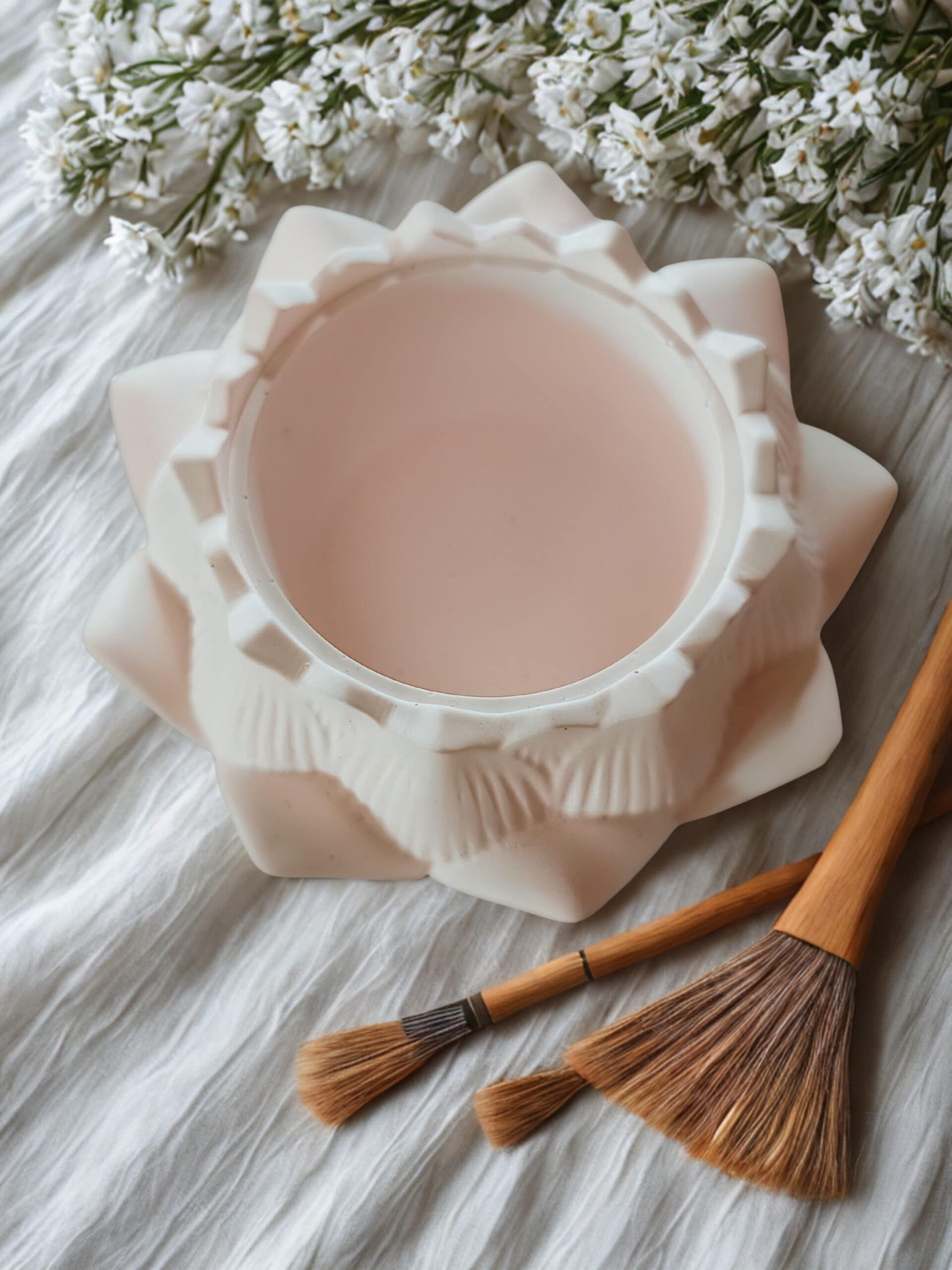 große lotusblüte aus gips – handgegossen, 12 cm, kerzenhalter & deko‑schale in wunschfarbe