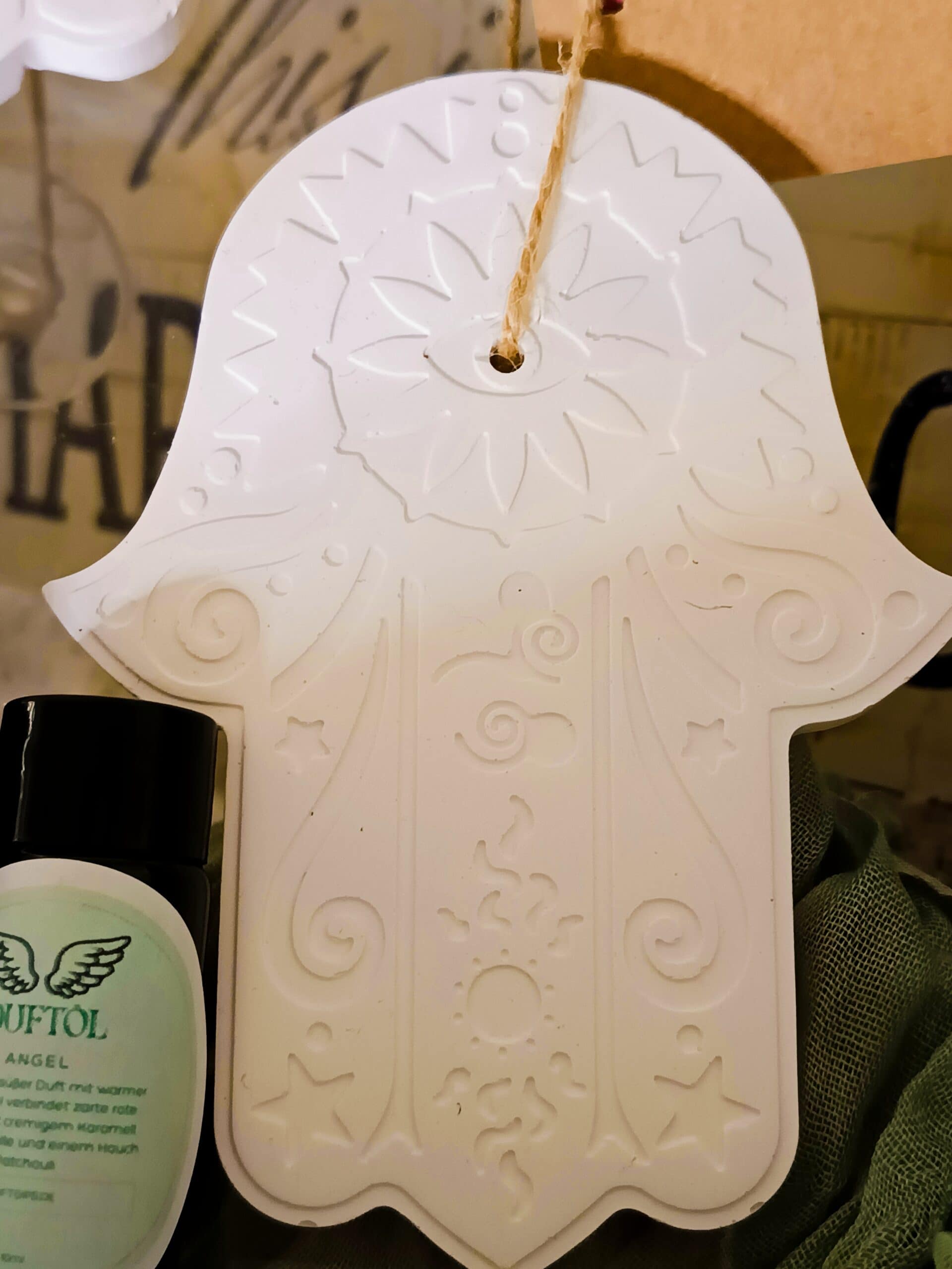 Hamsa Hand aus naturbelassenem Gips mit Duftöl „Angel“ (10 ml) – Bild 9
