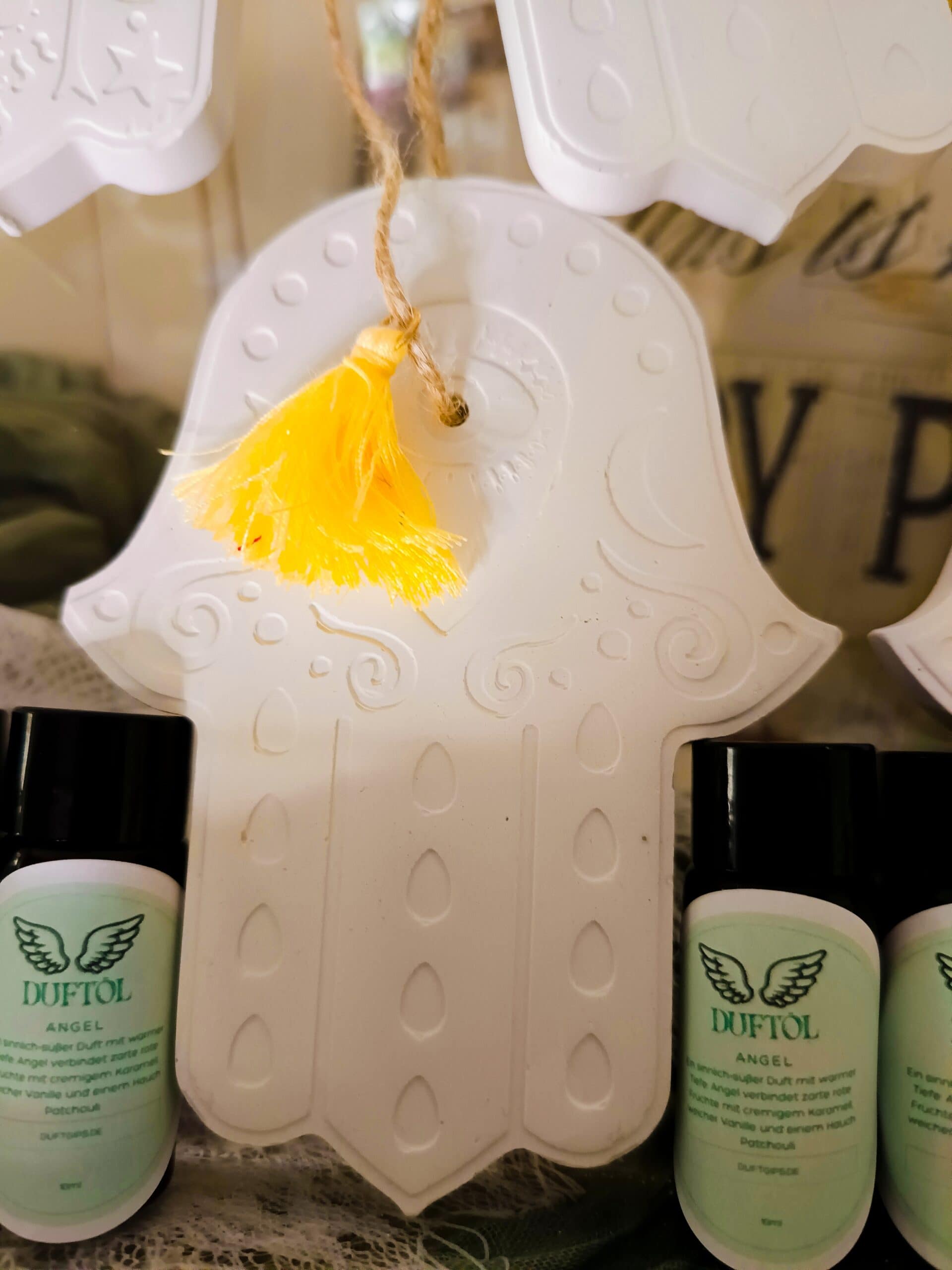 Hamsa Hand aus naturbelassenem Gips mit Duftöl „Angel“ (10 ml) – Bild 4