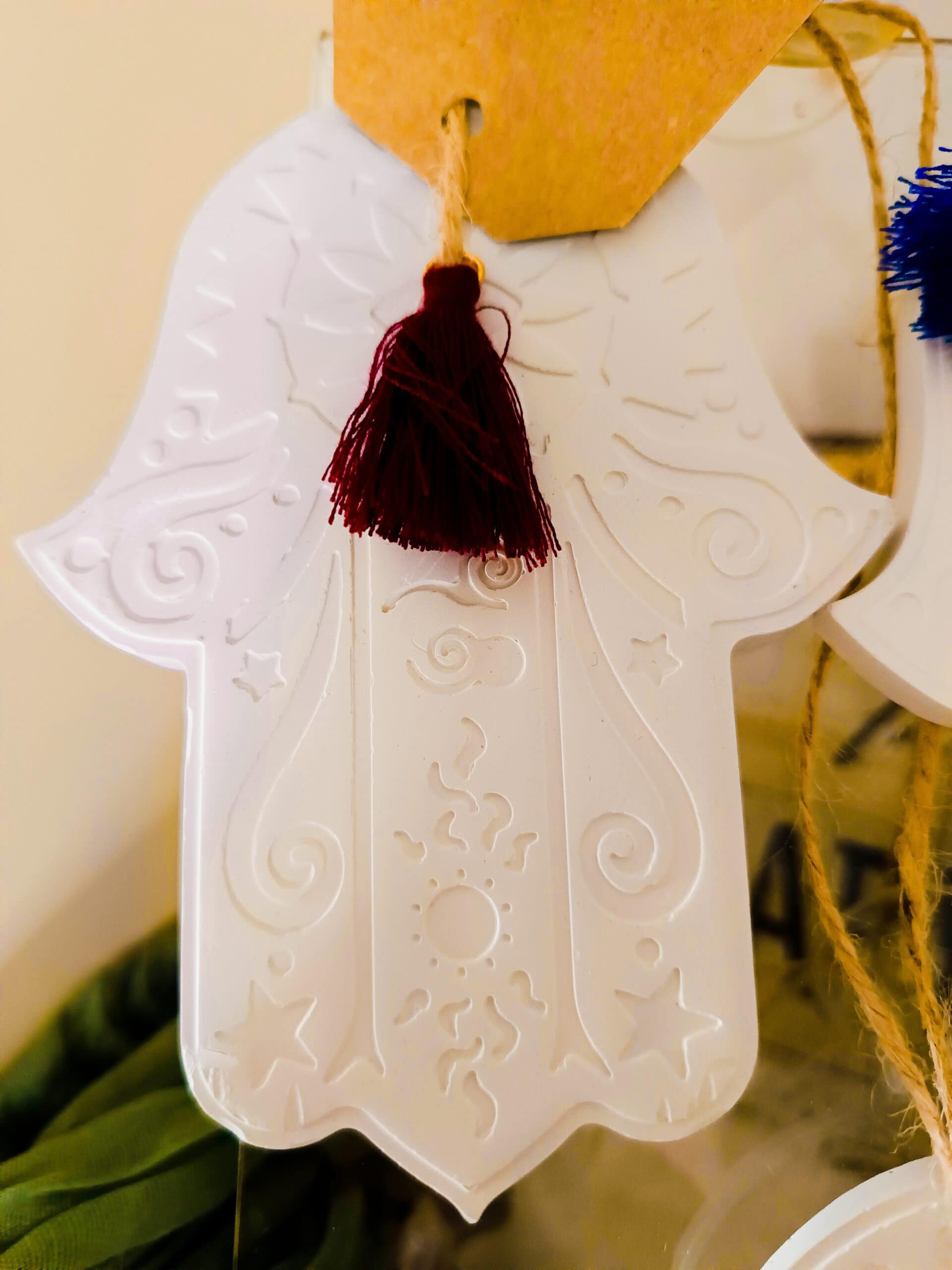 Hamsa Hand aus naturbelassenem Gips mit Duftöl „Angel“ (10 ml)