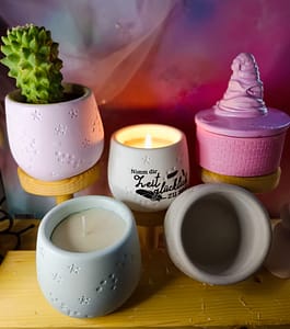 Handgegossenes Gips‑Gefäß mit zartem Sternenmuster – leer für Pflanzen oder als Duftkerze aus 100 % Sojawachs mit Farb‑ & Duftwahl. Auf Wunsch im Geschenk‑Karton. Liebevoll handgemacht.