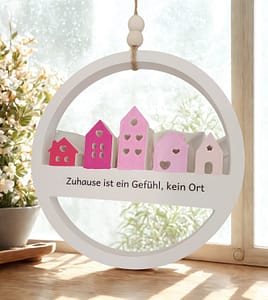Handgefertigtes Fensterdeo aus Gips, ca. 18 cm, liebevoll bemalt und mit Wunschtext personalisierbar. Perfekt als Geschenk oder stilvolle Deko für ein gemütliches Zuhause.