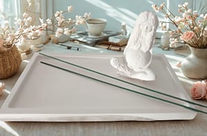 Weißes Gips-Tablett mit Muttererde-Figur