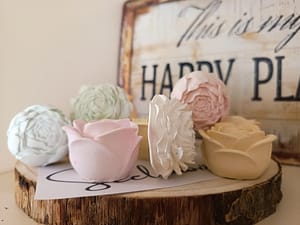Kleine handgegossene Gipsrosen in 2–3 cm, zart ausgearbeitet und mit Duftauswahl. Perfekt als Mini‑Deko oder Geschenkzugabe.