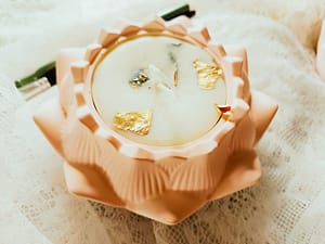 Lotusblüte aus Gips mit Sojawachs‑Kerze – handgegossen