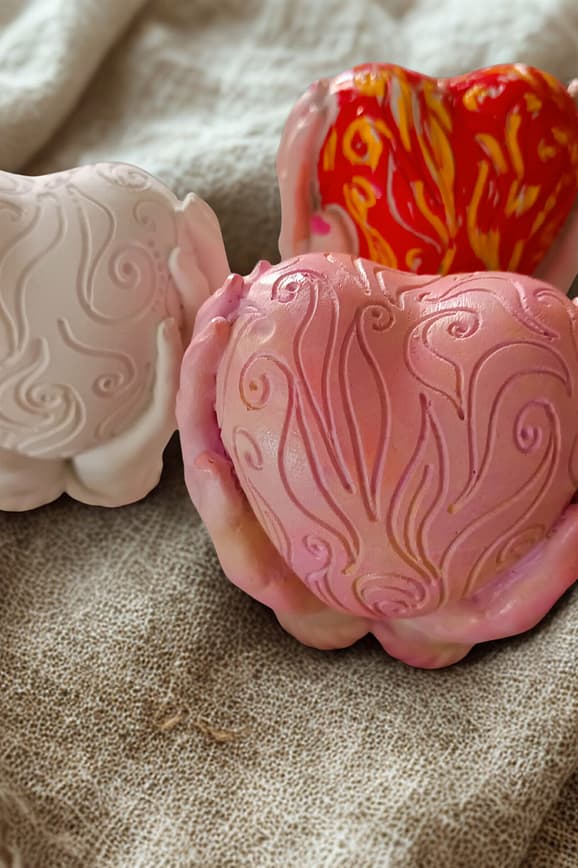 Zwei Hände, die ein Herz behutsam umfassen – ein kleines Kunstwerk aus Gips, das so viel mehr ausdrückt als nur Dekoration.