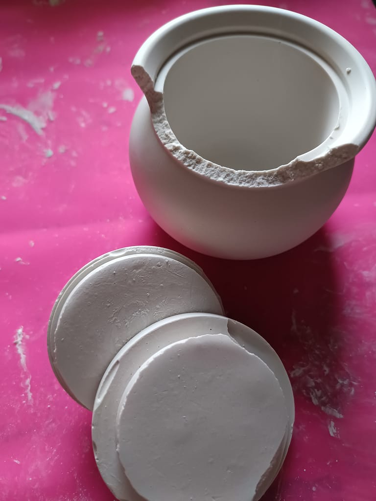 Beim Arbeiten mit Gips ist es oft die Zeit, die einem einen Streich spielt.