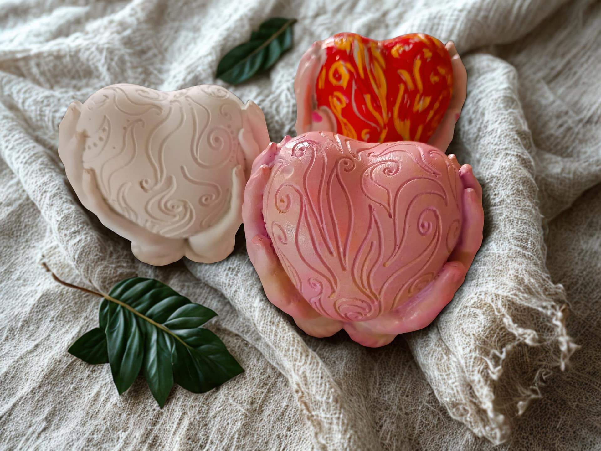 Zwei Hände, die ein Herz behutsam umfassen – ein kleines Kunstwerk aus Gips, das so viel mehr ausdrückt als nur Dekoration.